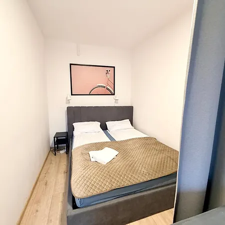 Ohmyhome - Hala Mirowska Warszawa